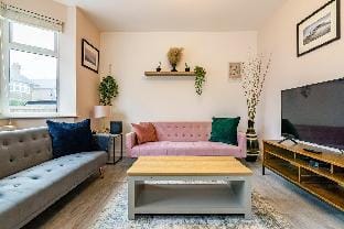 Three Bed Private Parking Close to City Long Stays Villa in Nottingham