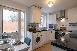 Two Bedroom, Parking Near City Hospital Long Stays Vacation rental in Nottingham