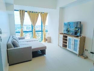 Luxury 2-BR Condo at 34th Flr with Panoramic View Apartment in Lapu-Lapu City