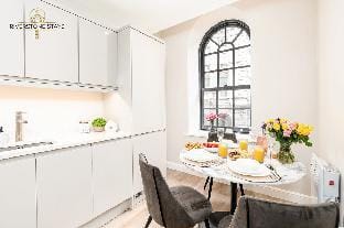 Elegant Escape: Prime Location & Gorgeous Interior Apartment in Leeds