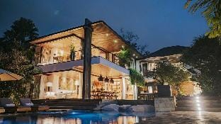 Dwa Chandra Full-Service Luxury 5BR Villa & River Villa in Tampaksiring