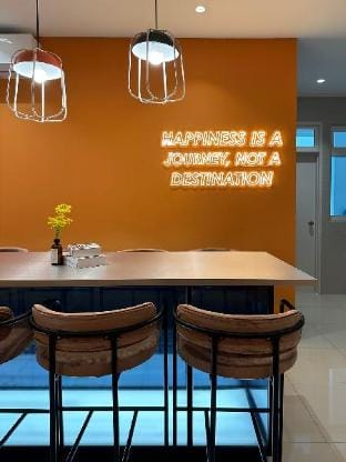 Happy Day l Walks to shops & drives 3min to KSL Vacation rental in Johor Bahru