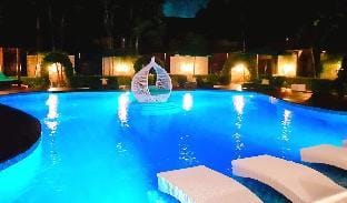 Villa 3 BR Central Seminyak 10 mins to Beach Villa in Kuta