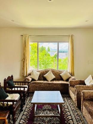 Luxe 3BHK+Beautiful View/Central City/2Km Dal-2F Vacation rental in India