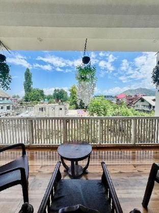 Luxe 3BHK+Beautiful View/Central City/2Km Dal-2F Vacation rental in India