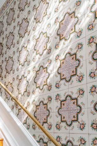 Top-Floor Studio Dourado: A/C, Kitchen & Balcony Apartment in Porto
