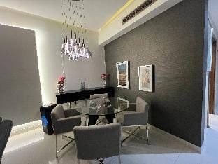شقة بغرفة نوم وصاله مطلة على المدينة Apartment in Riyadh