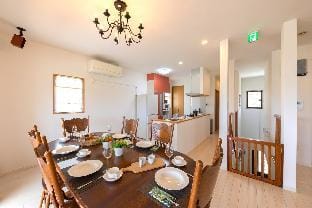 Okinawa旅行に便利！豊崎の綺麗な一軒家！空港、ビーチ近い！8B・4R・3P・2BR 、12名可 Vacation rental in Okinawa Prefecture