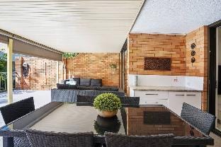 Beachside Oasis-Walk to Alex Beach Apartment in Sunshine Coast