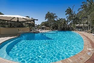 House Esperance - Waterfront, Resort-Style Pool Villa in Sunshine Coast