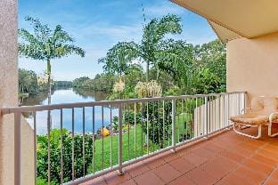 House Esperance - Waterfront, Resort-Style Pool Villa in Sunshine Coast