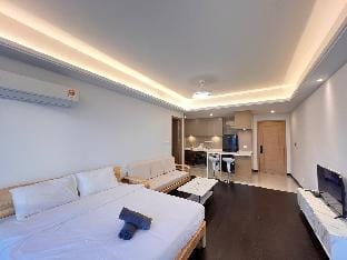Cozy City View Room at R&F Apartment in Johor Bahru