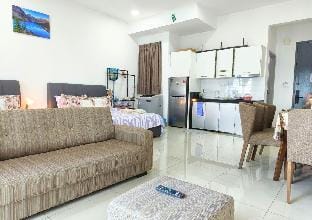 2R2B Cozy Pool View Ensuite|8 min to MRT|10 Pax Apartment in Selangor, Malaysia