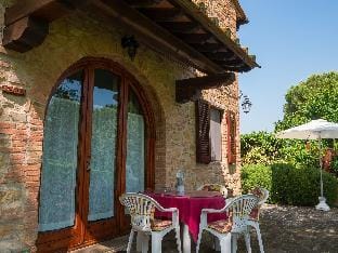 Rustic Retreat in Tuscany with Pool Apartment in Tuscany