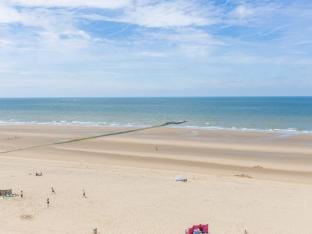 Spacious apartment on the seafront Apartment in Middelkerke