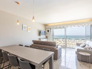 Spacious apartment on the seafront Apartment in Middelkerke