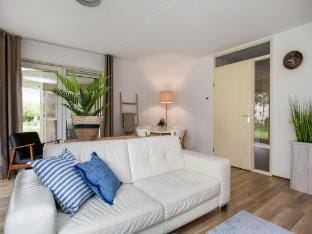 Apartment by the Sea, Pet-Friendly Retreat Apartment in Julianadorp