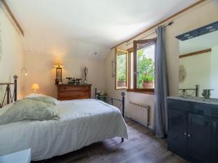 Majestic holiday home in Laroque with hot tub Vacation rental in Occitanie
