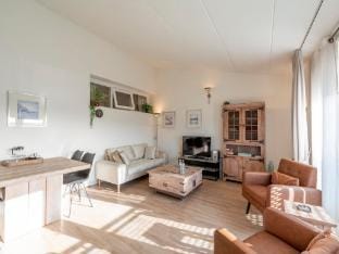 Bright Coastal Hideaway Apartment in Julianadorp