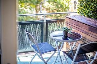 KozyGuru | Surry Hills | Prime Location & Parking Apartment in Surry Hills