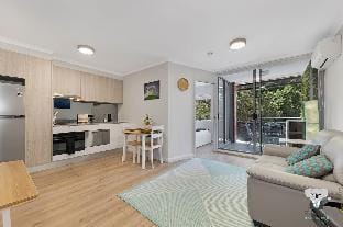KozyGuru | Surry Hills | Prime Location & Parking Apartment in Surry Hills