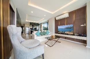 Surin sea view 3br apartment with jacuzzi Apartment in Choeng Thale