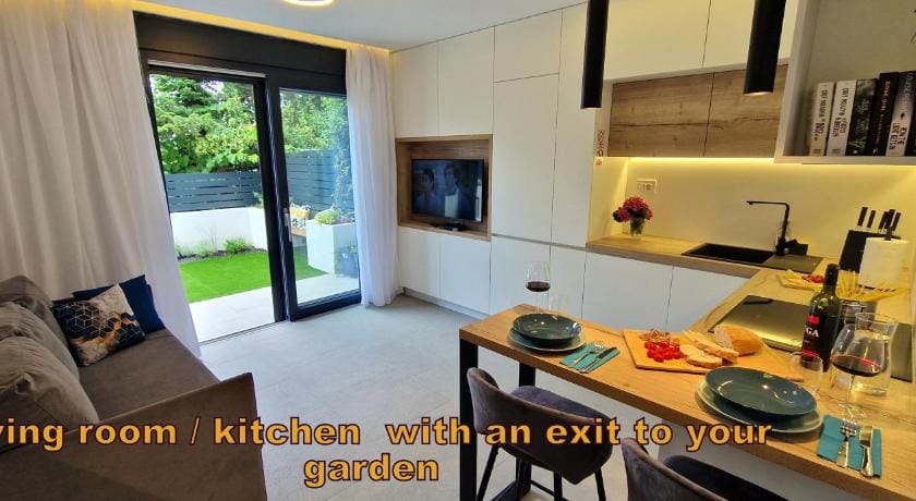 Urban Oasis - private fenced garden with BBQ area Apartment in Rijeka