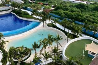 Deluxe: Family Room 1BR w/ Queen Bed & Beach View Apartment in Calabarzon