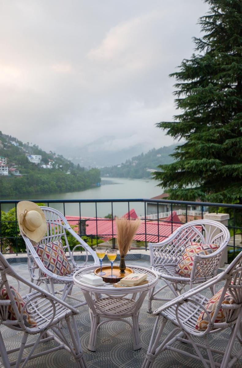 Alaya Stays 4 BHK With Garden & Lake View - Irayna Villa in Uttarakhand
