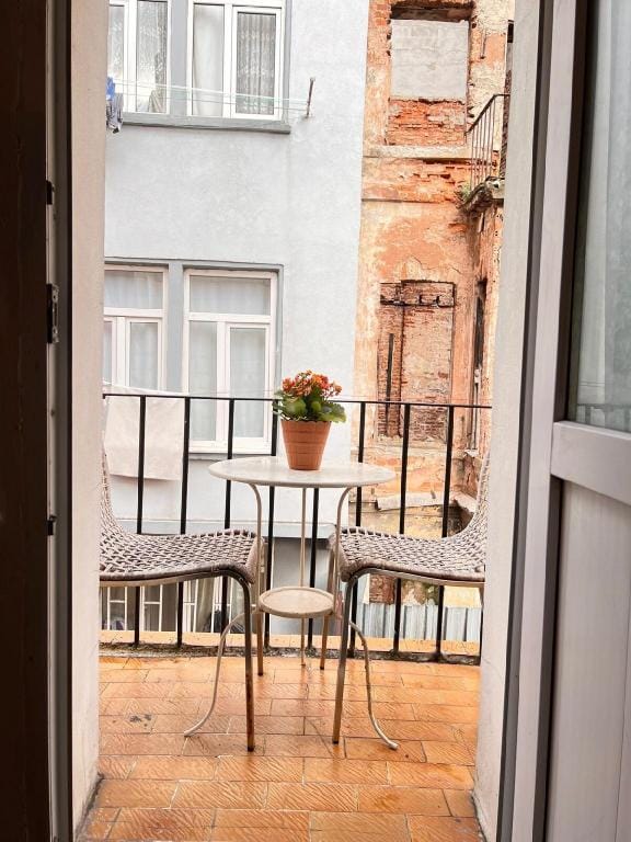 Historical Flat Close to İstiklal Avenue Apartment in Istanbul