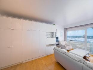 Studio with sea view and parking space Apartment in Middelkerke