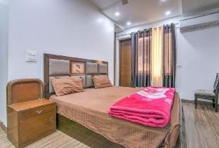 Delightful 3BR Apt; Park Facing! Apartment in New Delhi