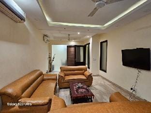 Palatial 4 BHK Apartment next to GK-2 Market Apartment in New Delhi