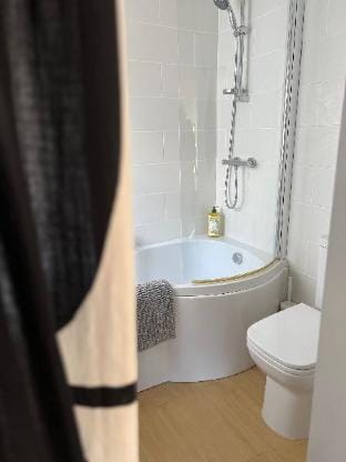 Newly refurbished whole house. Vacation rental in Edgware