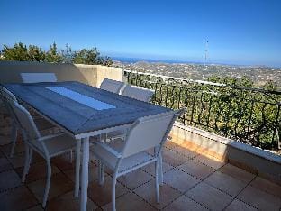 The amazing Serapis house with views all around. Vacation rental in Crete