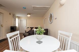 Modern ground floor apartment Vacation rental in England
