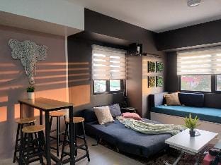Hawaiian 100"HomeCinema (Across Ayala Malls Serin) Apartment in Tagaytay