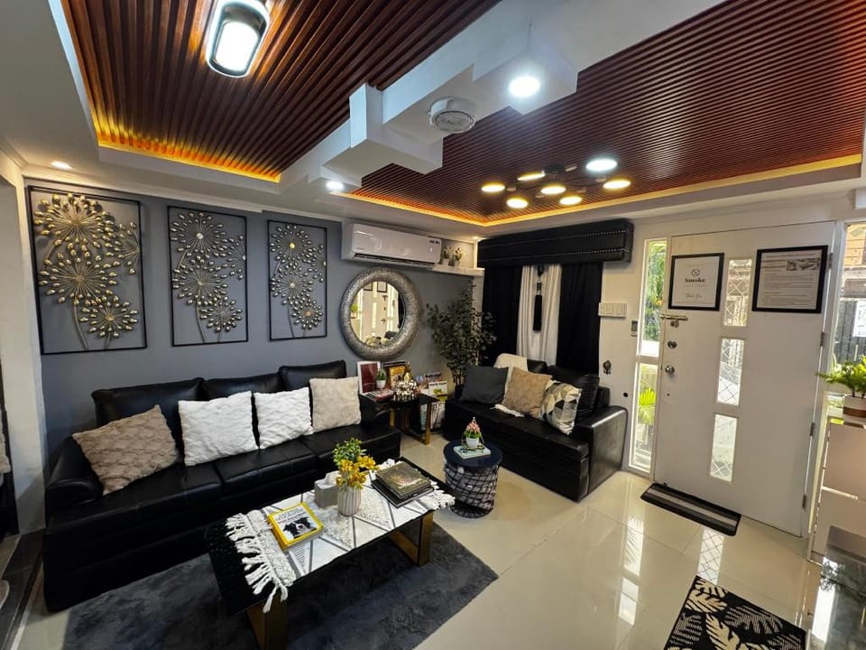 Full House The White Haven in Clark  Apartment in Angeles