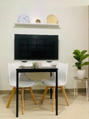 Seaside Gem: Comfy Urban Retreat near MOA/Airport Apartment in Pasay