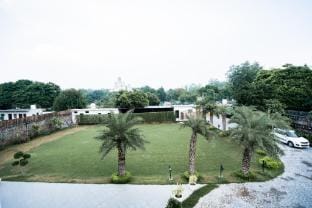 HIDDEN HEAVEN FARM WITH POOL BY ESPECIAL RENTALS Villa in New Delhi