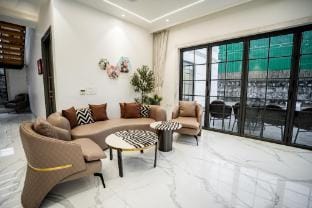 HIDDEN HEAVEN FARM WITH POOL BY ESPECIAL RENTALS Villa in New Delhi