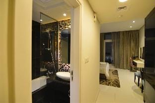 Stunning Studio w/ Infinity Pool+Canal View Apartment in Dubai