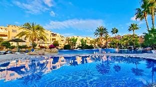 Luxury Pools Jacuzzi, 300m to Sea & Paphos Harbor Apartment in Paphos
