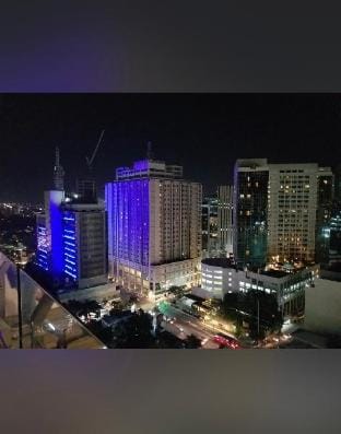靠近商业区，晚上吃喝玩乐超级方便，户外泳池，免费WiFi，免费淋浴用品 Apartment in Lapu-Lapu City