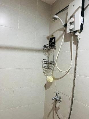 靠近商业区，晚上吃喝玩乐超级方便，户外泳池，免费WiFi，免费淋浴用品 Apartment in Lapu-Lapu City