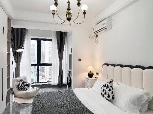 砂之船地铁口巨幕投影精品大床房 Apartment in Hubei