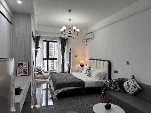 砂之船地铁口巨幕投影精品大床房 Apartment in Hubei
