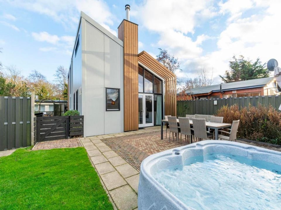 Villa near Sint Maartenszee Beach with Jacuzzi Villa in North Holland (province)