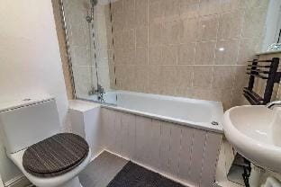 The Avenue House with Private Garden, Sleeps 10 Vacation rental in Nottingham