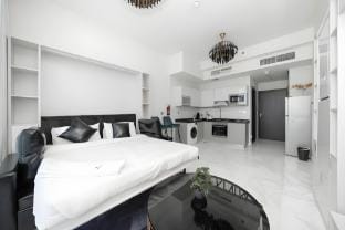 Brown Stone - Bayz City And Burj Khalifa View Apartment in Dubai